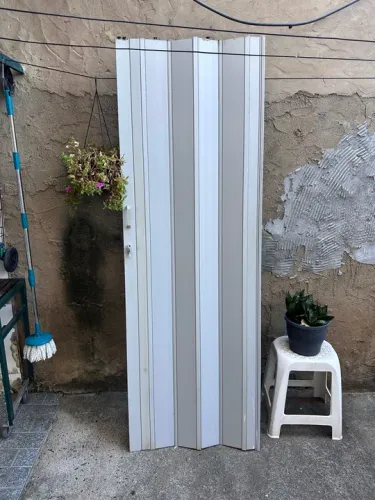 Porta sanfonada branca em PVC - retirada funcionando tenho 2