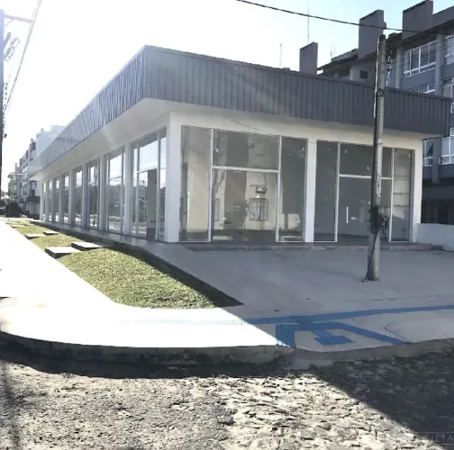 Lojas comerciais em Capão Novo - 4 lojas de 97m² a 120m² - Área total 320m² - Podendo unif