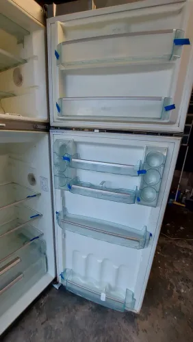 Geladeira com amplo espaço interno 