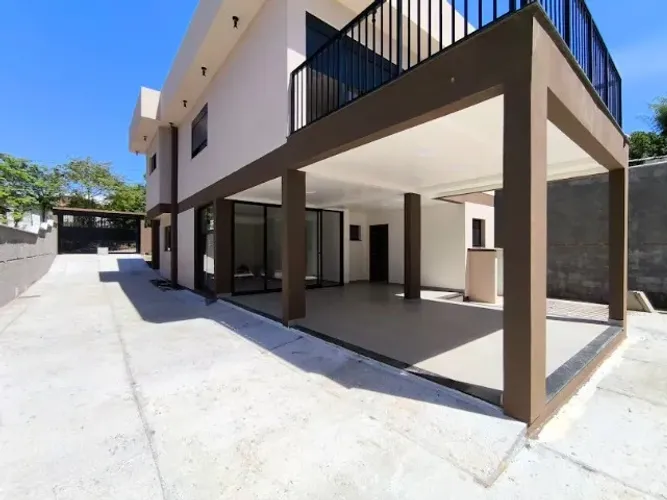 Casa 6 dorm localizada a 700m Parque das Nações bairro Próspera em Criciúma ACEITA permuta