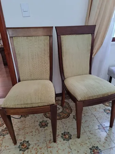 Lindas cadeiras madeira maciça ,estofadas em veludo cor de mel