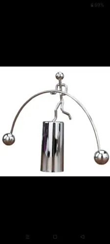 Halterofilismo pequeno homem de  ferro, bola de equilíbrio criativo 