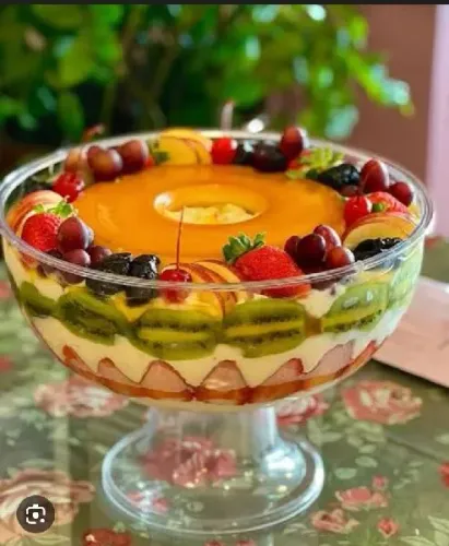 Taça da felicidade fasso por encomenda e bombom de morango na travessa 