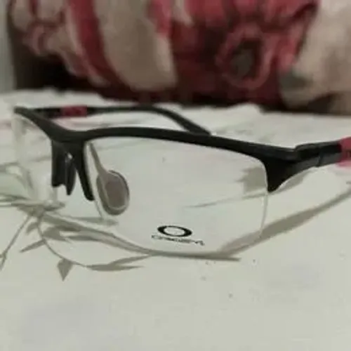 Óculos Oakley Modelo Esportivo Preto Fosco e Vermelho