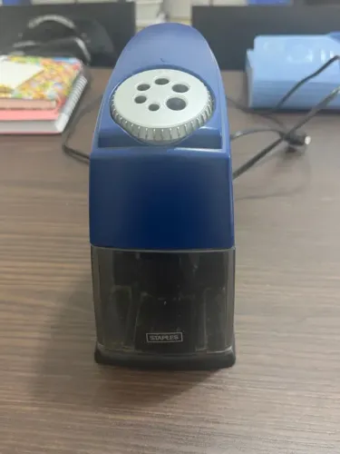 Apontador Elétrico de lápis Staples para escritório