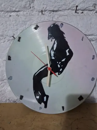 Relógio Artesanal Feito Em Um Vinil 