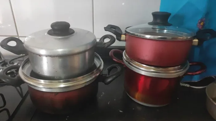 Panelas, colheres, garfos, Facas, forma de pudim, frigideira e açucareira 