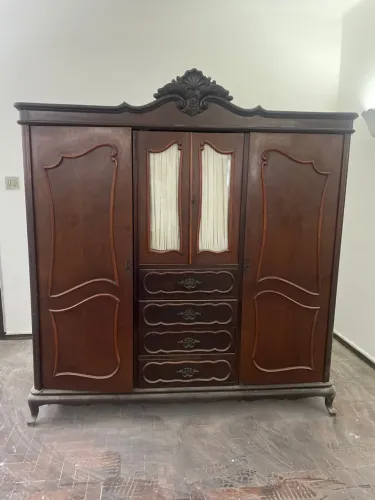 Guarda-Roupa de Madeira Clássico