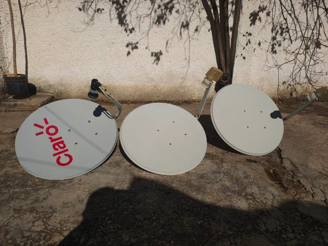 3 Antenas com LNB Duplo Parabólicas Claro em Ótimo Estado