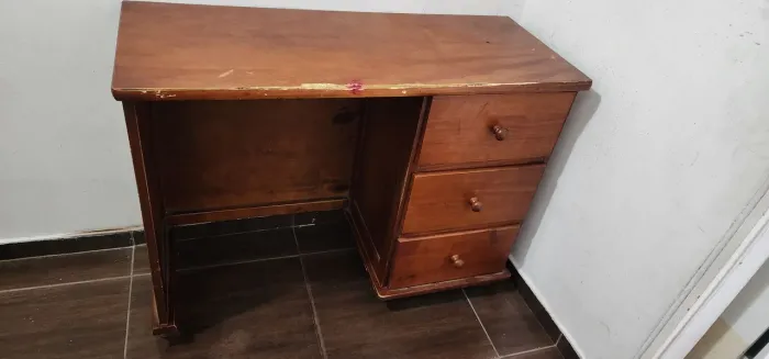 Escrivaninha de madeira com gavetas