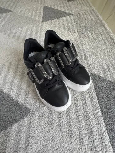 Tênis Schutz Preto com Detalhes em Strass