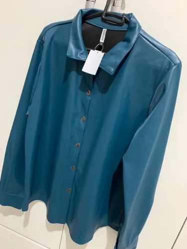 (NOVA! /TAM: G-GG ou 42-44) Camisa Corino Sintético Azul Petróleo