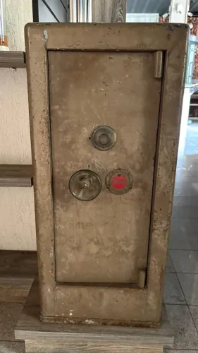 Cofre de ferro e concreto grande