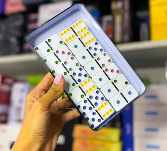 Jogo de dominó colorido