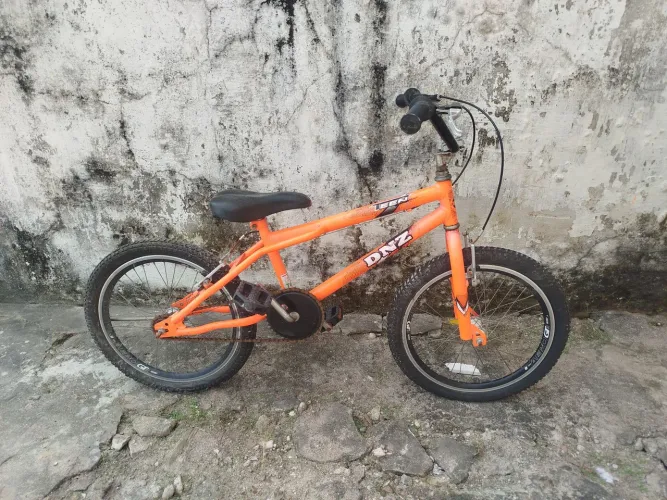 Bicicleta de adolescente laranja