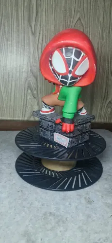 ESTATUA CHIBI DO MILES MOURALES DE IMPRESSÃO 3D