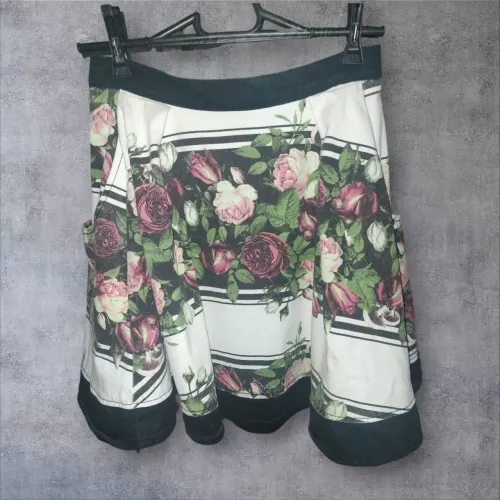 Saia jeans floral com bolsos 