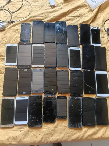 Celulares para retirada de pecas  e uma base de carregamento de celular rápida 