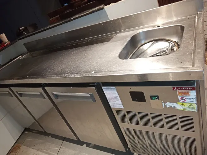 Balcão refrigerado industrial Alfatec com pia direita, 3 portas