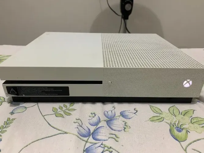 VIDEO GAME XBOX ONE S 1T COM DOIS CONTROLES E 6 JOGOS