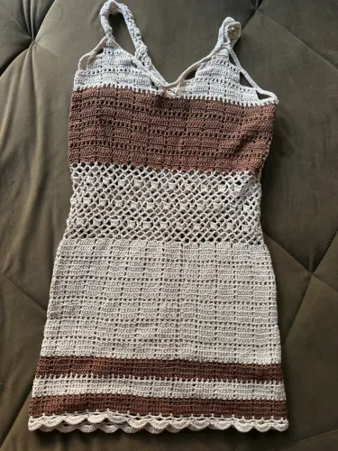 Vestido de crochê bege e marrom