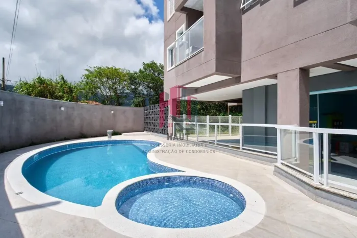 Apartamento de 02 Quartos a Venda, Condomínio Fechado com Piscina