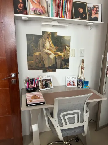 Escrivaninha, cadeira e prateleira