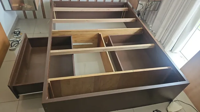 Cama de casal com 2 gaveteiros em mdf.