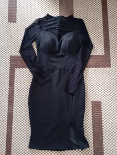 Vestido arrumado com mangas em tule com bojo ,ler descrição (P)
