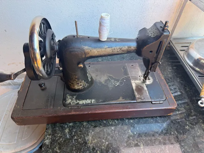 Máquina de costura antiga ( caixa tem sinais de cupim)