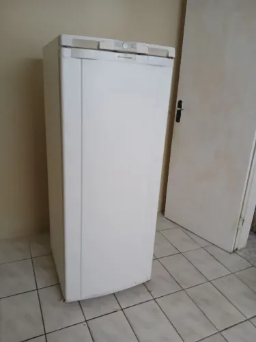 Geladeira  em bom estado de uso 