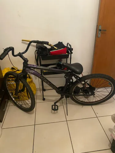 Bicicleta alumínio , só trocar pé de vela mais anda normal 
