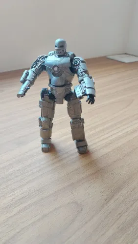 Homem de Ferro Mark I da linha de bonecos do filme de 2008 da Hasbro.