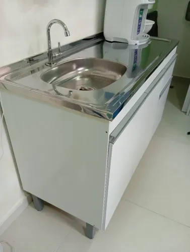 Balcão com tampo inox