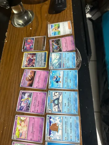 Lote com 46 cartas pokémon originais vmax, ex, holográficas e reverse