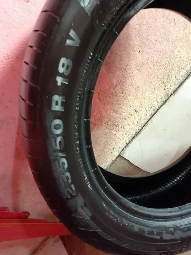 Vende se um pneu 18 pra carro