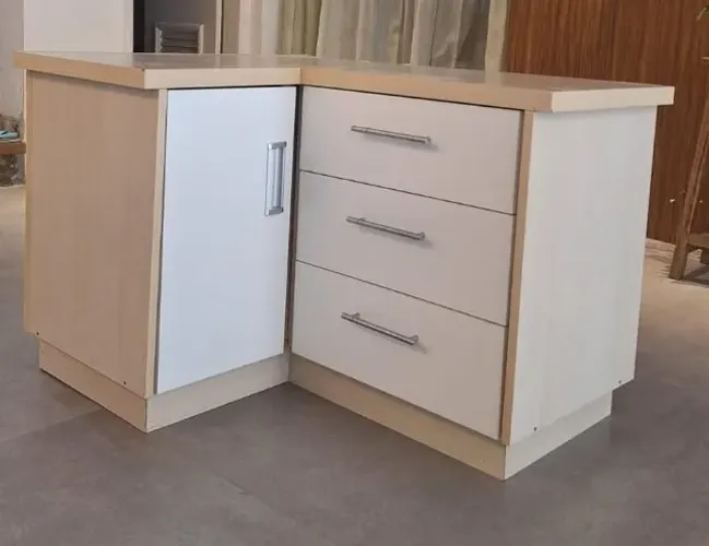 Mesinha de cabeceira em L