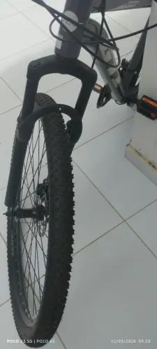 Duas bicicletas novas sem uso