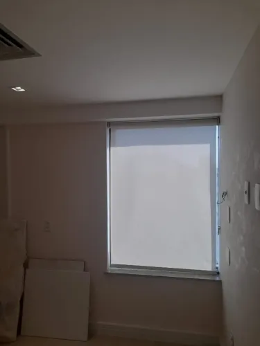 Cortina rolo tela solar 1% com acabamento bando