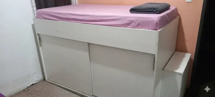 Cama de solteiro com armário