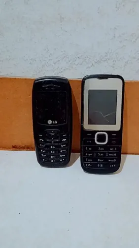 Celular LG e um Nokia antigo
