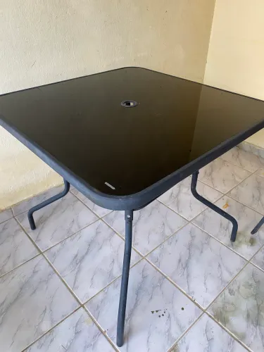 Mesa de piscina com entrada pra guarda sol