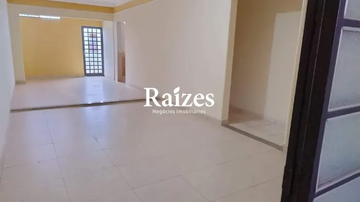 Sobrado à venda em Uberlândia no Bairro Brasil com 3 quartos sendo 1 suíte e 2 vagas