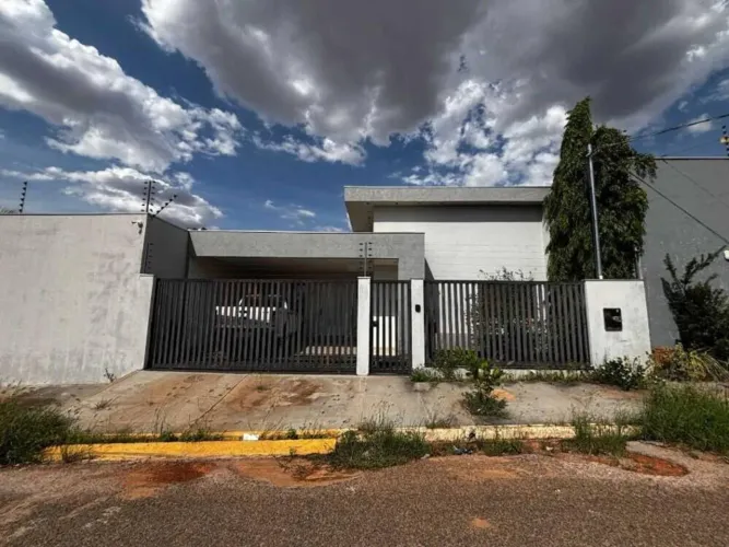 CASA RESIDENCIAL em Rondonópolis - MT, Loteamento Parque dos Lirios