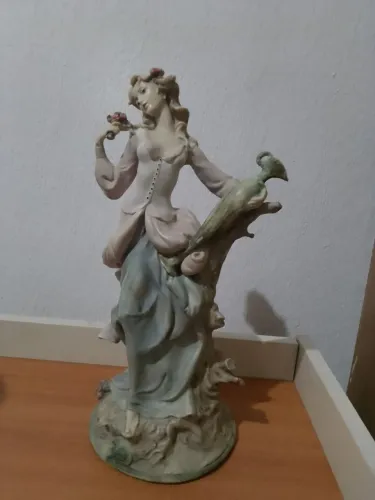 Estatueta de resina linda 