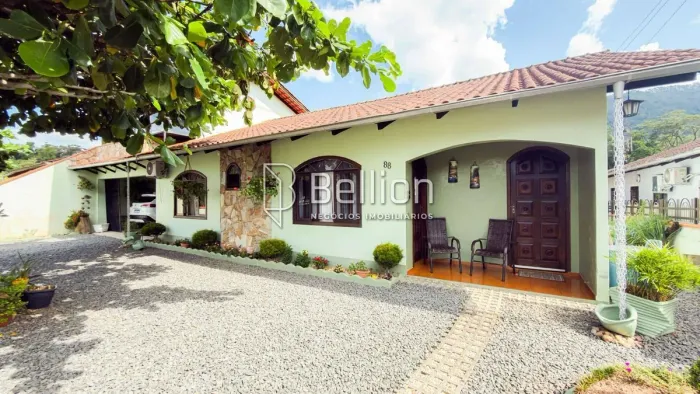 Belíssima casa no bairro dos lagos em rodeio.