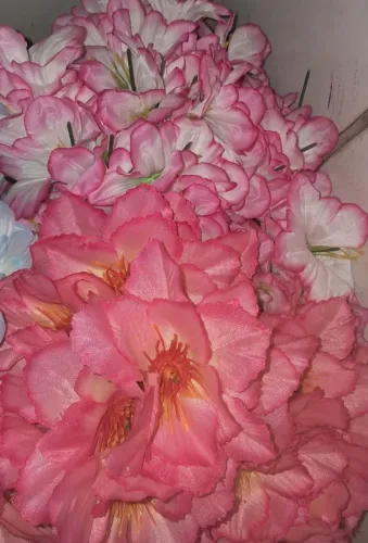 Vendo flores artificiais novas, 5 reais a unidade....whats *