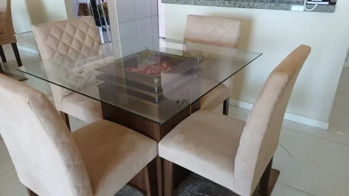 Mesa com 4 cadeiras