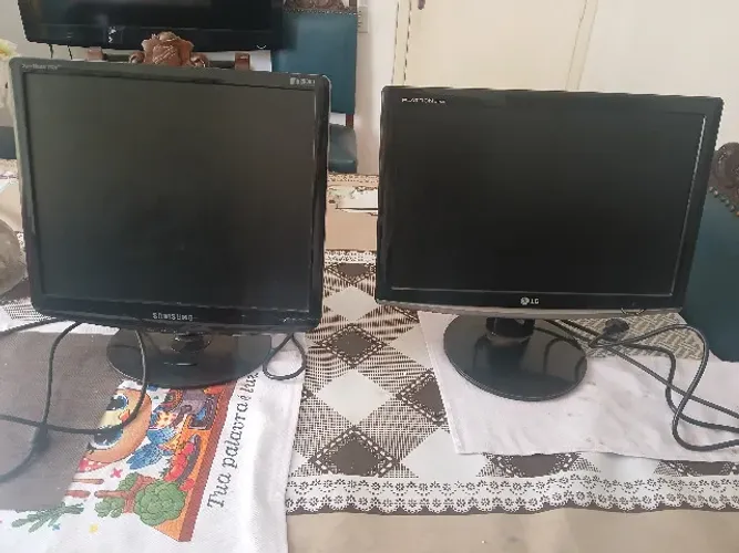 Vendo Dois Monitores com Defeito de 17 polegadas. Um Samsung 17 polegadas outro LG 17 pol.