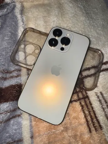 Vende de iPhone 14 Pro gold 